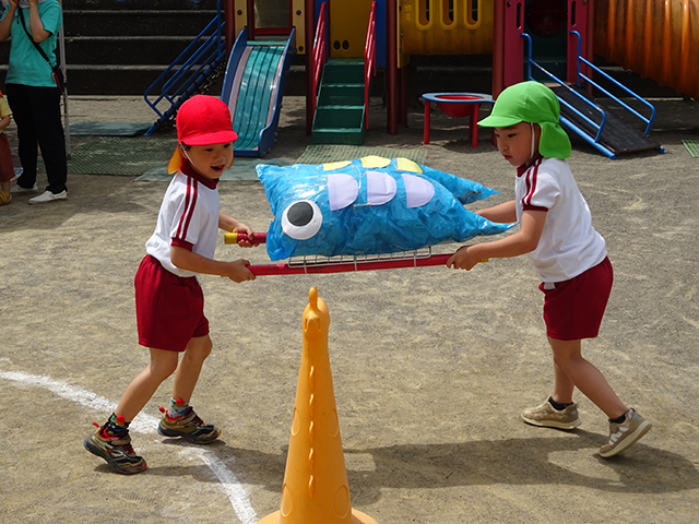 こいのぼり運動会。上手に運べるかな？