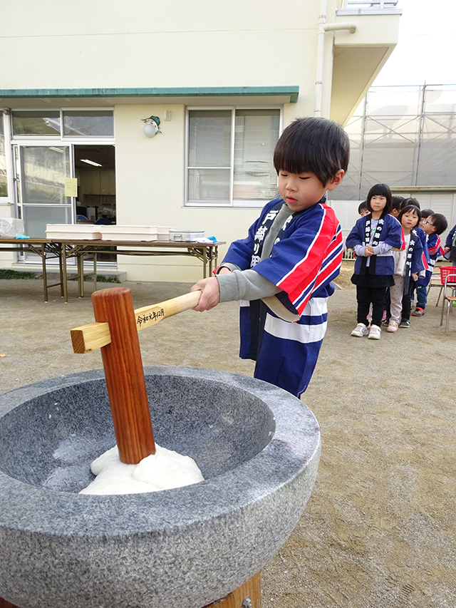 ぺったんぺったん、恒例のおもちつき。<br>みんなで頑張りました！