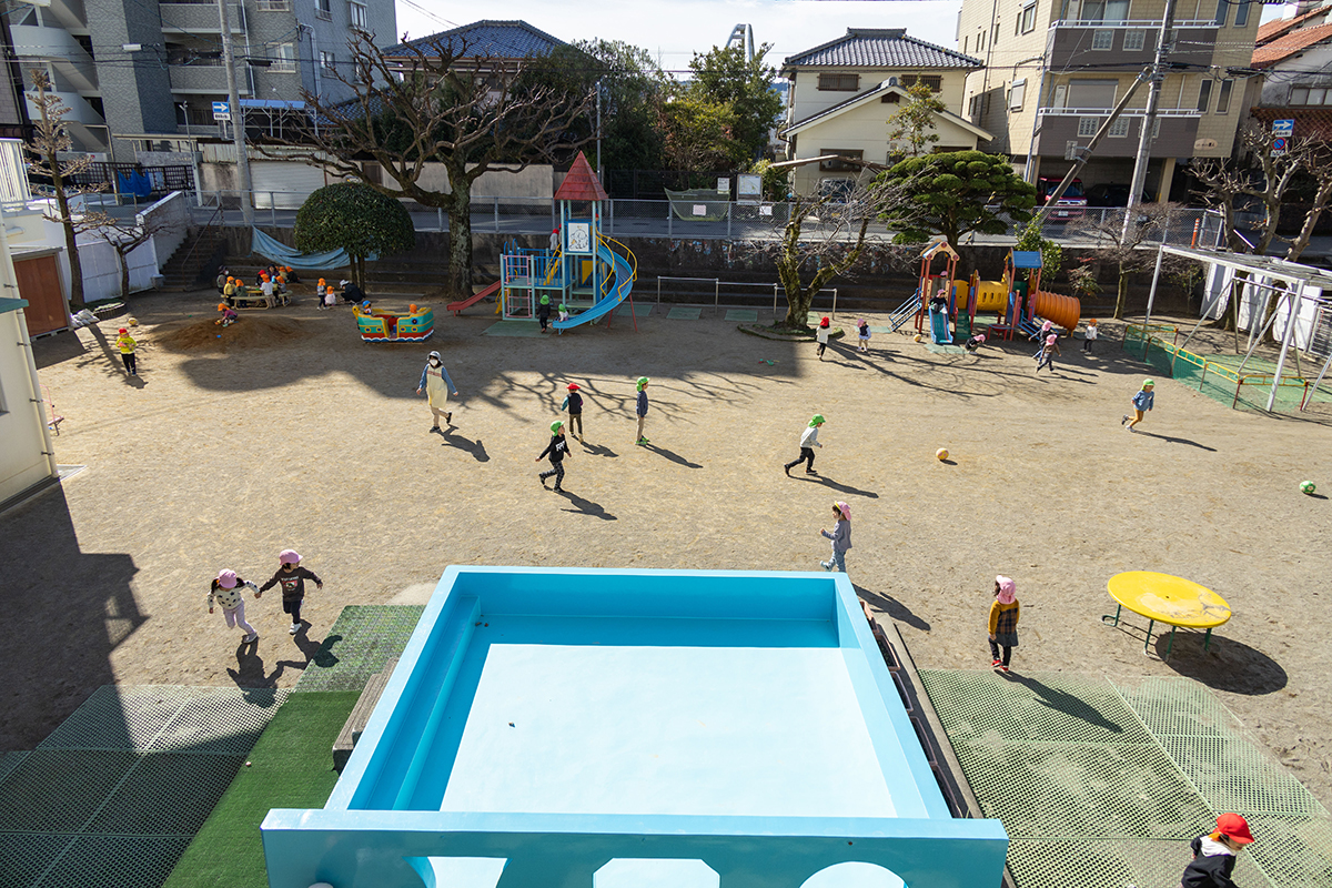 街中でありながらも広い園庭が自慢です。夏は大きなプールで水遊びを楽しんでいます。すぐ隣に九反田公園があり、時々遊びに行きます。