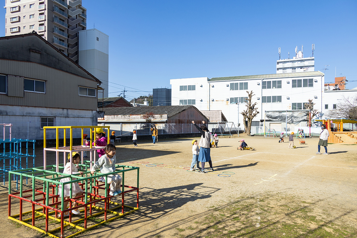 園舎の前の広い園庭で毎日楽しく遊んでいます