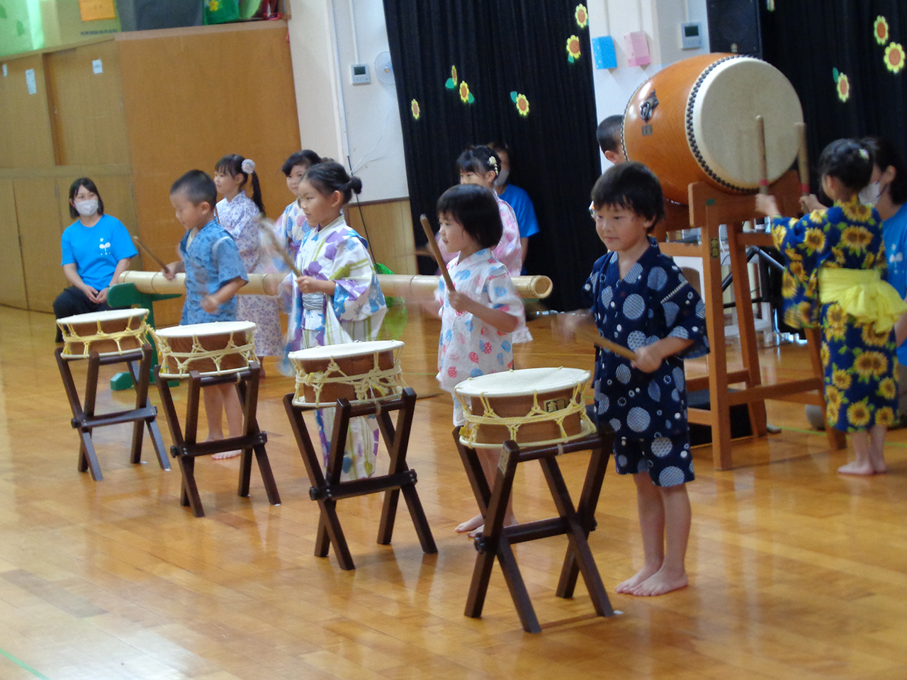 七夕のつどいで太鼓を披露。<br>ドンドコドンと迫力のある音色が響きます。