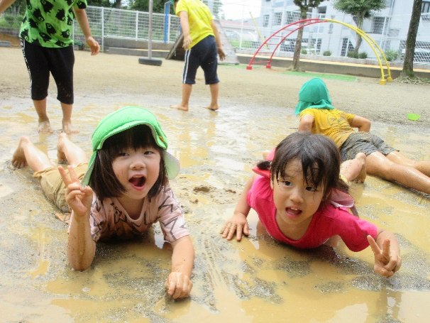 泥んこ遊び、どろどろ楽しー！