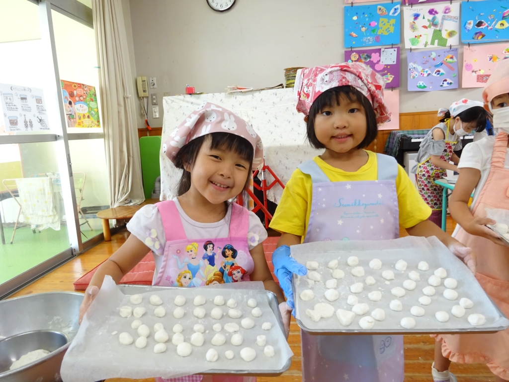 らいおん組がお月見のお団子を作りました。白玉粉に水を入れて混ぜた後、ころころと丸めたよ。上手にできたね。